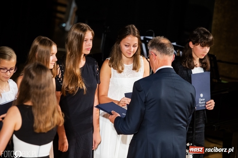 Zdjęcie w galerii na portalu naszraciborz.pl: Najlepsi uczniowie raciborskich szkół odebrali z rąk prezydenta stypendia  wiadomości z regionu