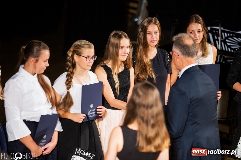 Zdjęcie w galerii na portalu naszraciborz.pl: Najlepsi uczniowie raciborskich szkół odebrali z rąk prezydenta stypendia  wiadomości z regionu