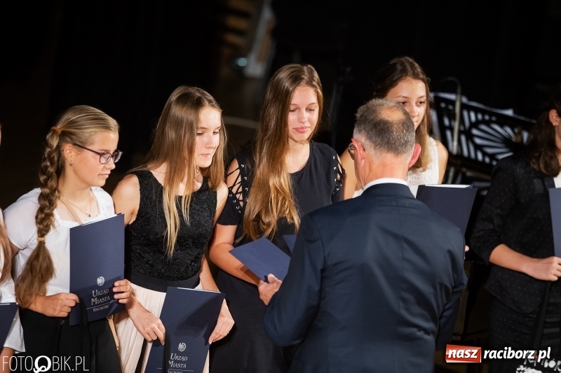 Zdjęcie w galerii na portalu naszraciborz.pl: Najlepsi uczniowie raciborskich szkół odebrali z rąk prezydenta stypendia  wiadomości z regionu