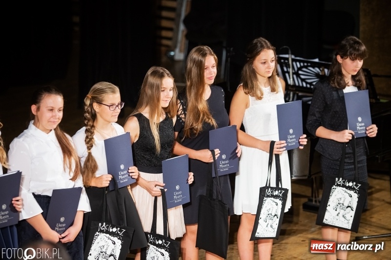 Zdjęcie w galerii na portalu naszraciborz.pl: Najlepsi uczniowie raciborskich szkół odebrali z rąk prezydenta stypendia  wiadomości z regionu