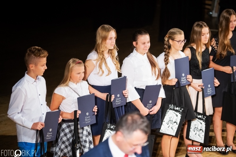 Zdjęcie w galerii na portalu naszraciborz.pl: Najlepsi uczniowie raciborskich szkół odebrali z rąk prezydenta stypendia  wiadomości z regionu