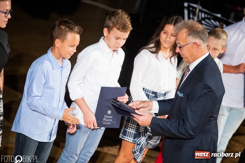 Zdjęcie w galerii na portalu naszraciborz.pl: Najlepsi uczniowie raciborskich szkół odebrali z rąk prezydenta stypendia  wiadomości z regionu