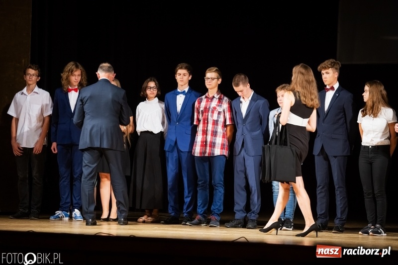 Zdjęcie w galerii na portalu naszraciborz.pl: Najlepsi uczniowie raciborskich szkół odebrali z rąk prezydenta stypendia  wiadomości z regionu