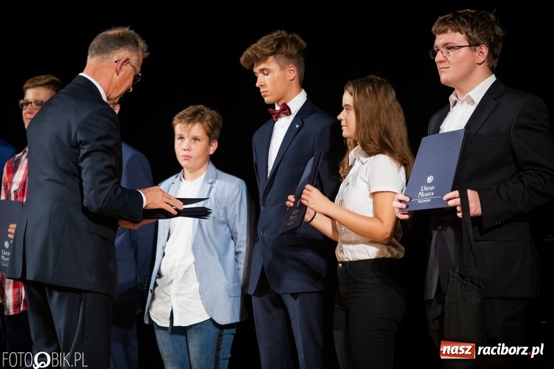Zdjęcie w galerii na portalu naszraciborz.pl: Najlepsi uczniowie raciborskich szkół odebrali z rąk prezydenta stypendia  wiadomości z regionu