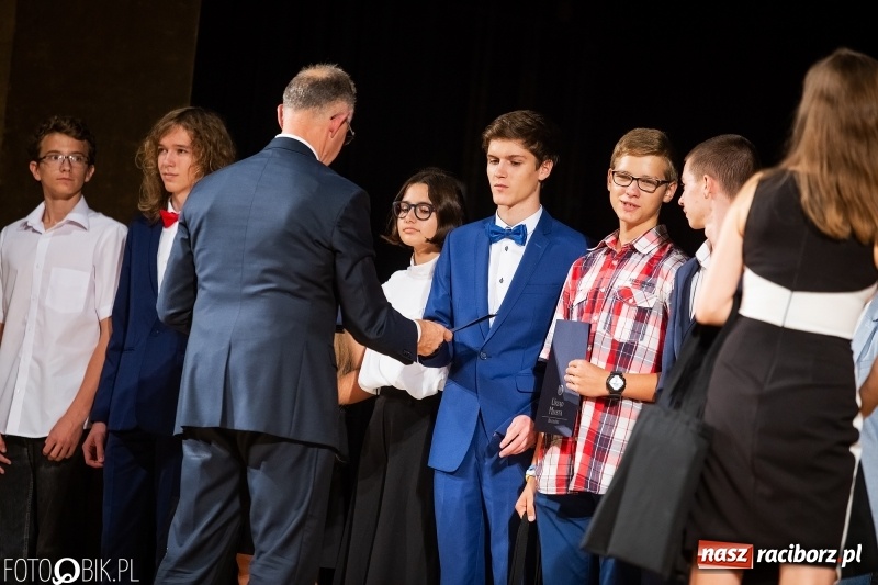 Zdjęcie w galerii na portalu naszraciborz.pl: Najlepsi uczniowie raciborskich szkół odebrali z rąk prezydenta stypendia  wiadomości z regionu