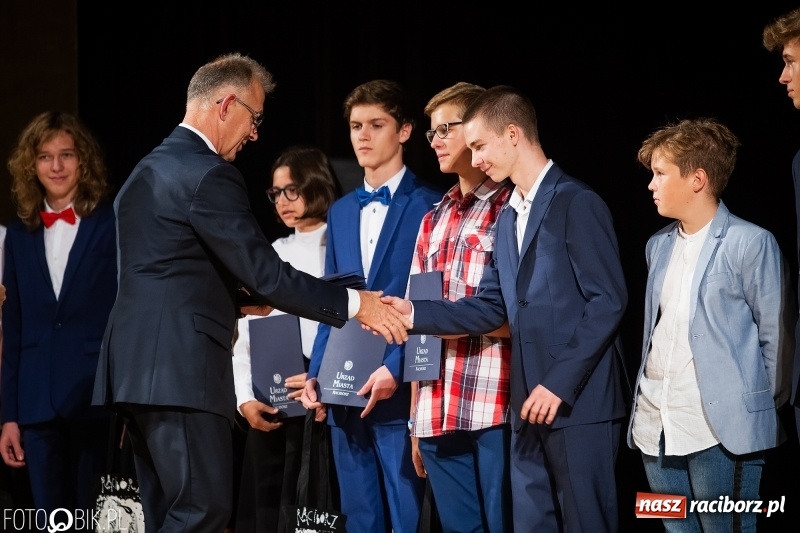 Zdjęcie w galerii na portalu naszraciborz.pl: Najlepsi uczniowie raciborskich szkół odebrali z rąk prezydenta stypendia  wiadomości z regionu