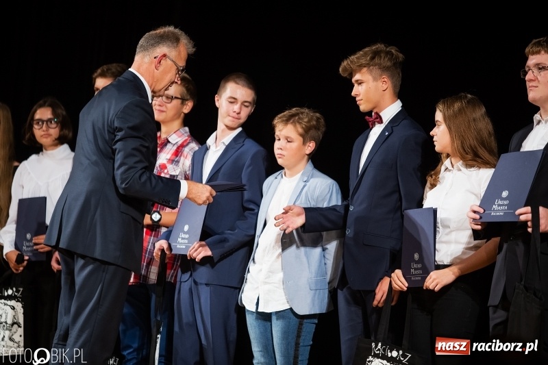 Zdjęcie w galerii na portalu naszraciborz.pl: Najlepsi uczniowie raciborskich szkół odebrali z rąk prezydenta stypendia  wiadomości z regionu
