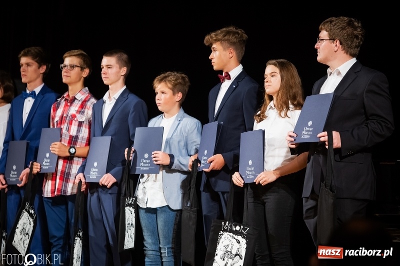 Zdjęcie w galerii na portalu naszraciborz.pl: Najlepsi uczniowie raciborskich szkół odebrali z rąk prezydenta stypendia  wiadomości z regionu
