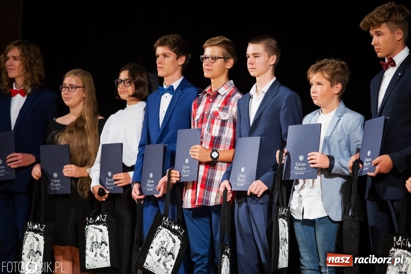 Zdjęcie w galerii na portalu naszraciborz.pl: Najlepsi uczniowie raciborskich szkół odebrali z rąk prezydenta stypendia  wiadomości z regionu