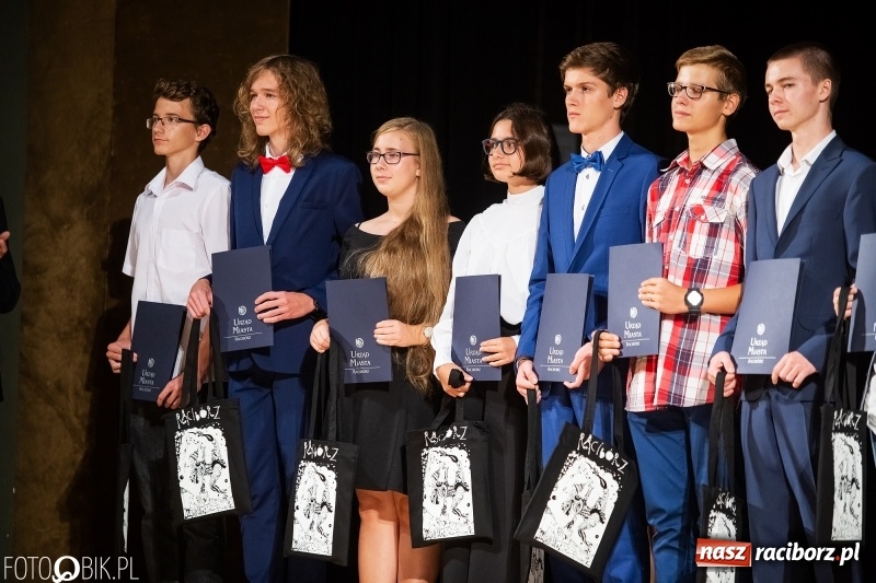 Zdjęcie w galerii na portalu naszraciborz.pl: Najlepsi uczniowie raciborskich szkół odebrali z rąk prezydenta stypendia  wiadomości z regionu