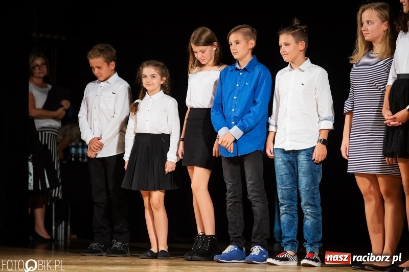 Zdjęcie w galerii na portalu naszraciborz.pl: Najlepsi uczniowie raciborskich szkół odebrali z rąk prezydenta stypendia  wiadomości z regionu