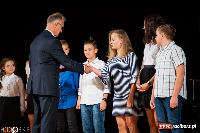 Zdjęcie w galerii na portalu naszraciborz.pl: Najlepsi uczniowie raciborskich szkół odebrali z rąk prezydenta stypendia  wiadomości z regionu