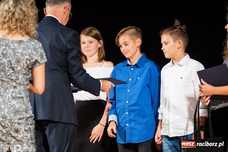 Zdjęcie w galerii na portalu naszraciborz.pl: Najlepsi uczniowie raciborskich szkół odebrali z rąk prezydenta stypendia  wiadomości z regionu