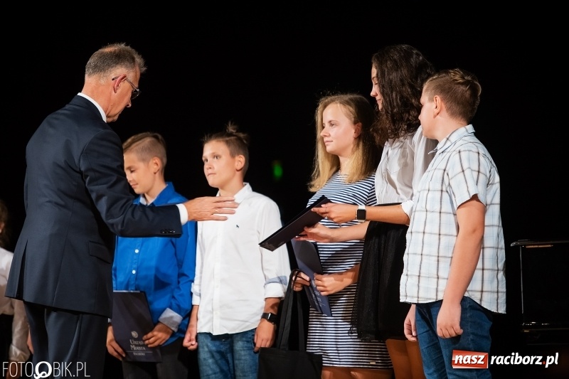 Zdjęcie w galerii na portalu naszraciborz.pl: Najlepsi uczniowie raciborskich szkół odebrali z rąk prezydenta stypendia  wiadomości z regionu