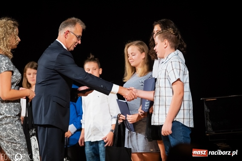 Zdjęcie w galerii na portalu naszraciborz.pl: Najlepsi uczniowie raciborskich szkół odebrali z rąk prezydenta stypendia  wiadomości z regionu