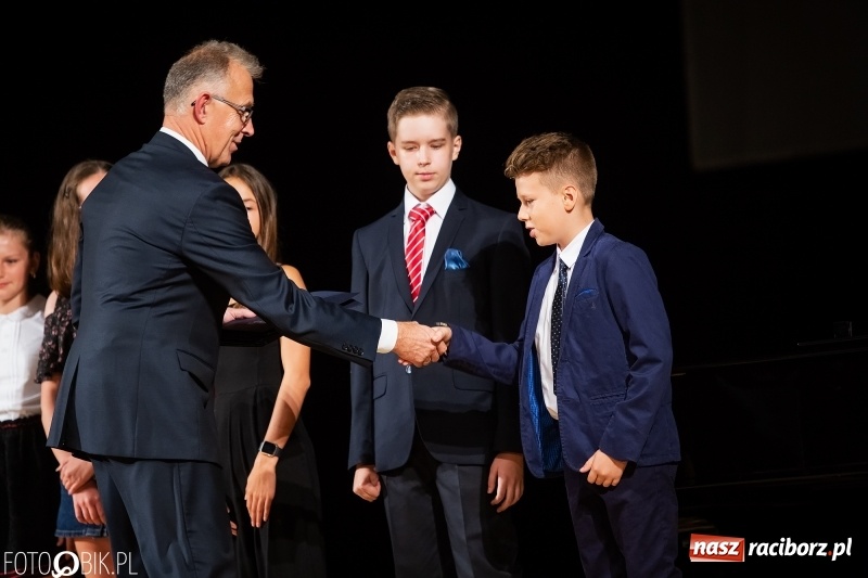 Zdjęcie w galerii na portalu naszraciborz.pl: Najlepsi uczniowie raciborskich szkół odebrali z rąk prezydenta stypendia  wiadomości z regionu