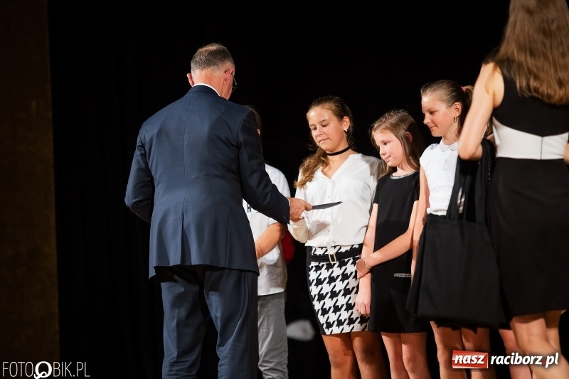 Zdjęcie w galerii na portalu naszraciborz.pl: Najlepsi uczniowie raciborskich szkół odebrali z rąk prezydenta stypendia  wiadomości z regionu