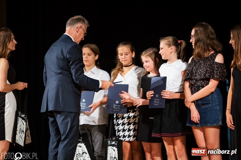 Zdjęcie w galerii na portalu naszraciborz.pl: Najlepsi uczniowie raciborskich szkół odebrali z rąk prezydenta stypendia  wiadomości z regionu