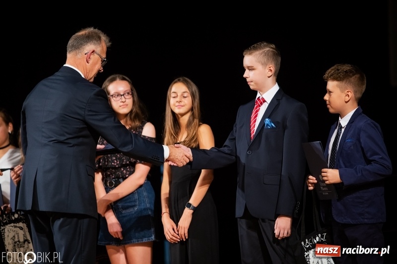 Zdjęcie w galerii na portalu naszraciborz.pl: Najlepsi uczniowie raciborskich szkół odebrali z rąk prezydenta stypendia  wiadomości z regionu