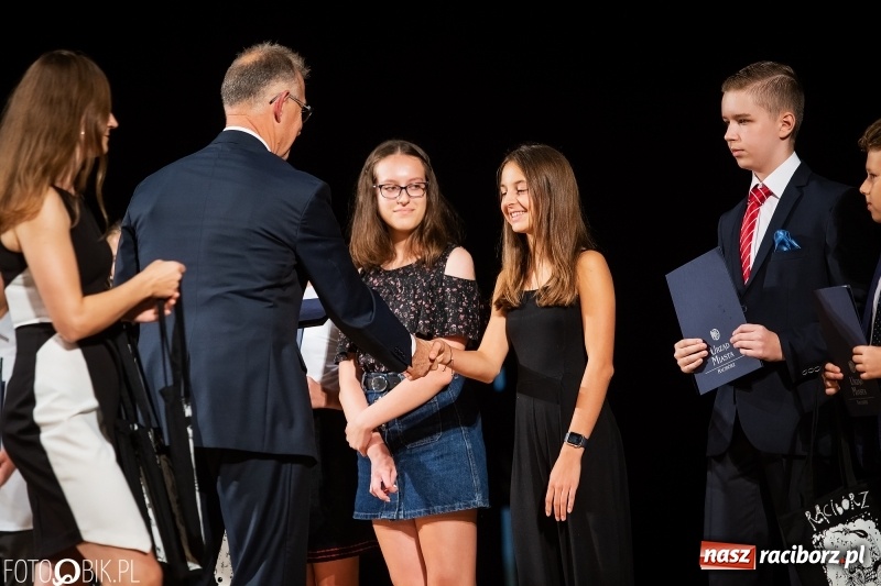 Zdjęcie w galerii na portalu naszraciborz.pl: Najlepsi uczniowie raciborskich szkół odebrali z rąk prezydenta stypendia  wiadomości z regionu