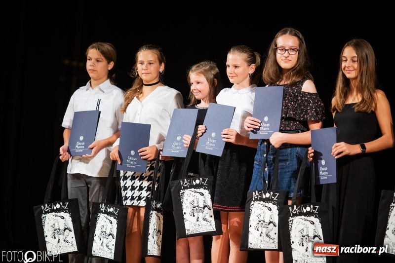 Zdjęcie w galerii na portalu naszraciborz.pl: Najlepsi uczniowie raciborskich szkół odebrali z rąk prezydenta stypendia  wiadomości z regionu