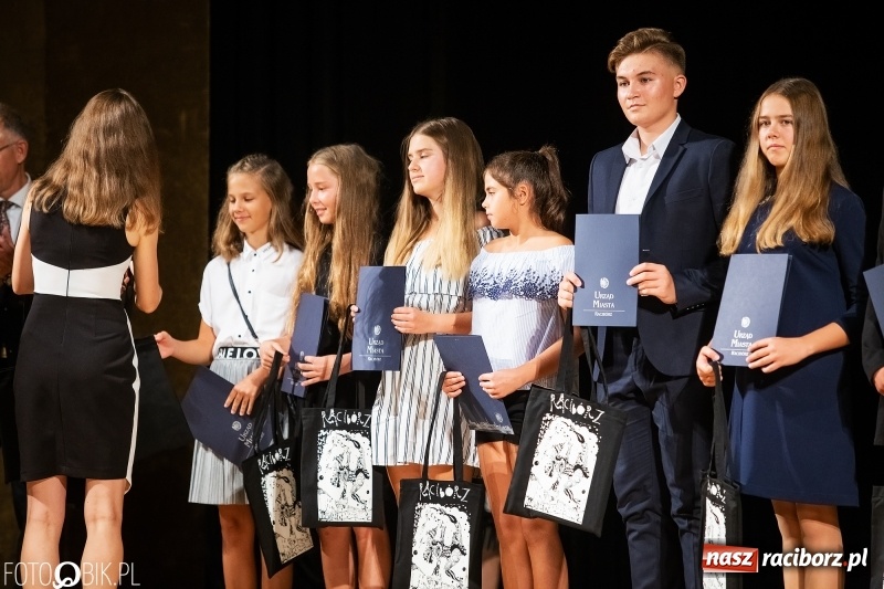 Zdjęcie w galerii na portalu naszraciborz.pl: Najlepsi uczniowie raciborskich szkół odebrali z rąk prezydenta stypendia  wiadomości z regionu