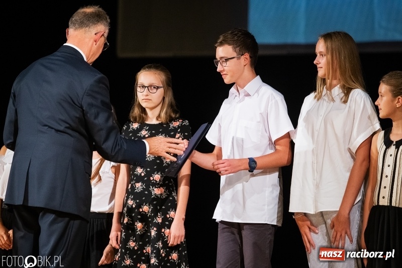 Zdjęcie w galerii na portalu naszraciborz.pl: Najlepsi uczniowie raciborskich szkół odebrali z rąk prezydenta stypendia  wiadomości z regionu