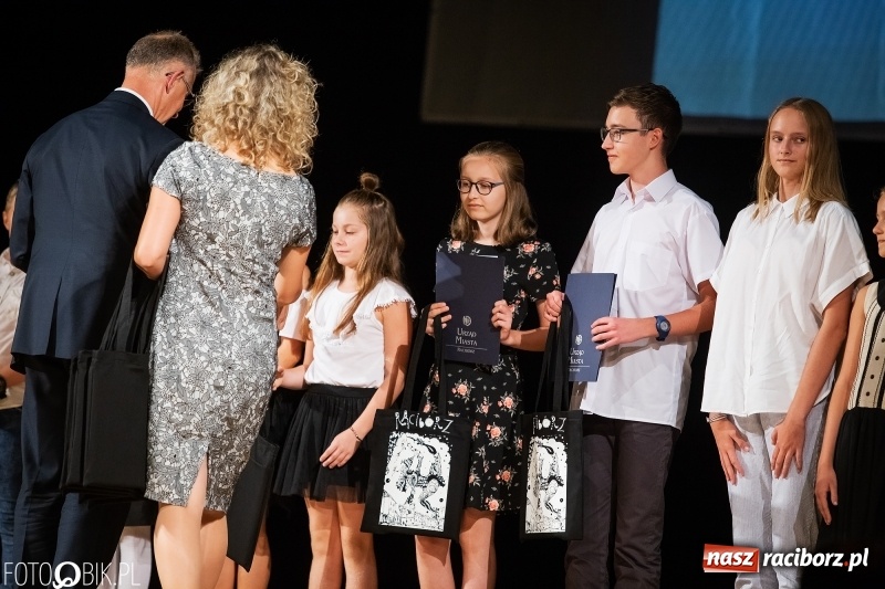 Zdjęcie w galerii na portalu naszraciborz.pl: Najlepsi uczniowie raciborskich szkół odebrali z rąk prezydenta stypendia  wiadomości z regionu