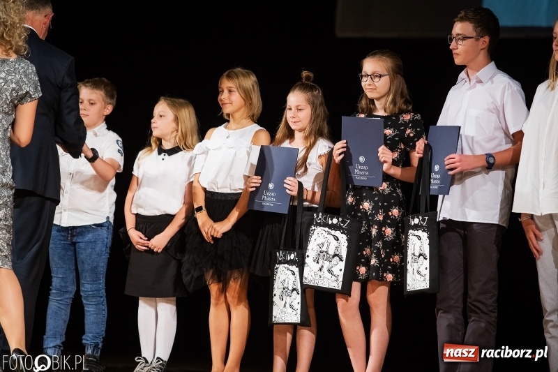 Zdjęcie w galerii na portalu naszraciborz.pl: Najlepsi uczniowie raciborskich szkół odebrali z rąk prezydenta stypendia  wiadomości z regionu