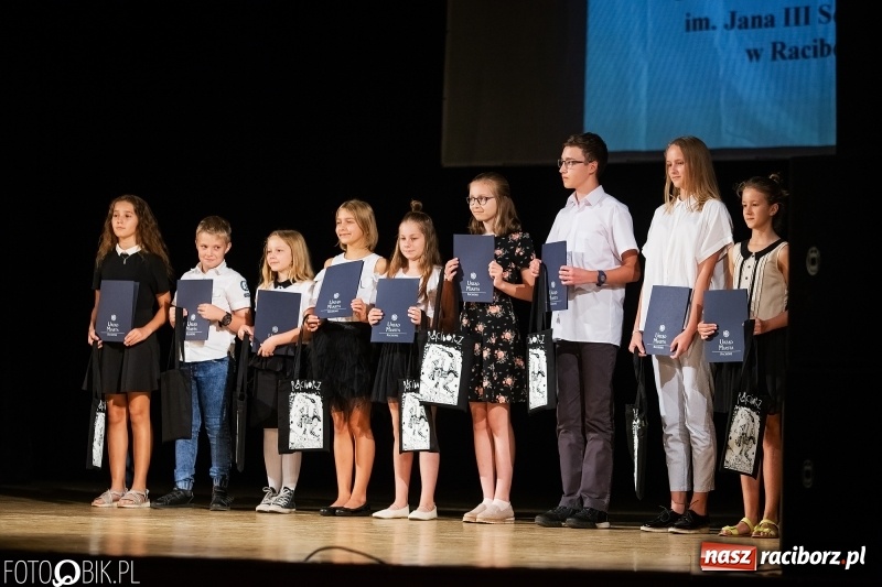 Zdjęcie w galerii na portalu naszraciborz.pl: Najlepsi uczniowie raciborskich szkół odebrali z rąk prezydenta stypendia  wiadomości z regionu