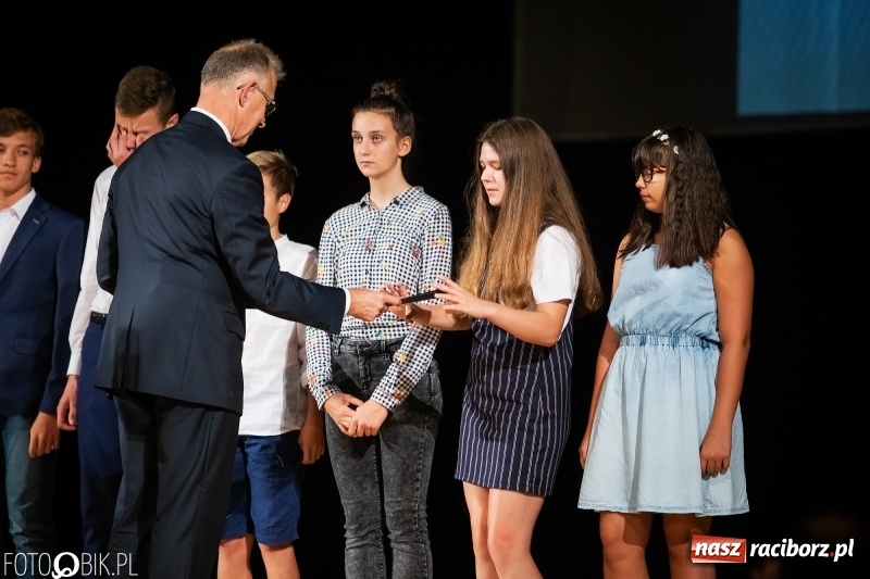 Zdjęcie w galerii na portalu naszraciborz.pl: Najlepsi uczniowie raciborskich szkół odebrali z rąk prezydenta stypendia  wiadomości z regionu