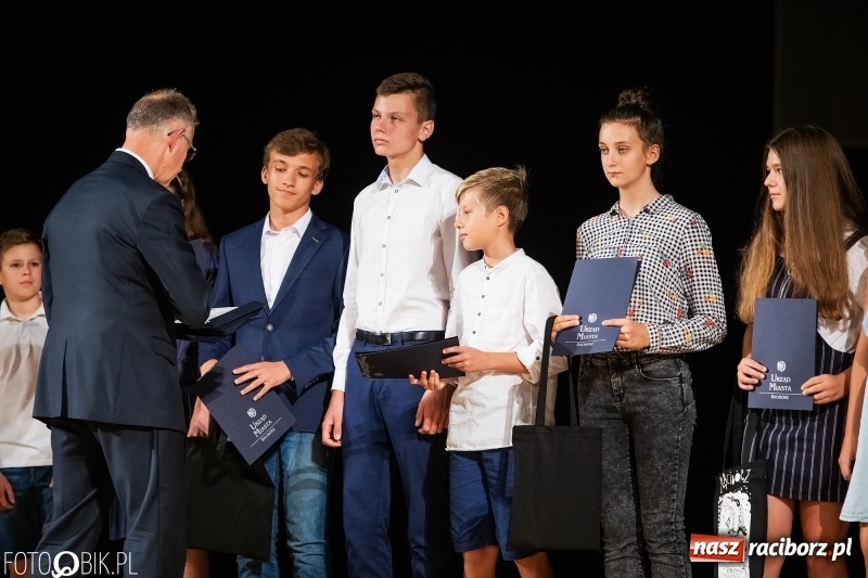 Zdjęcie w galerii na portalu naszraciborz.pl: Najlepsi uczniowie raciborskich szkół odebrali z rąk prezydenta stypendia  wiadomości z regionu