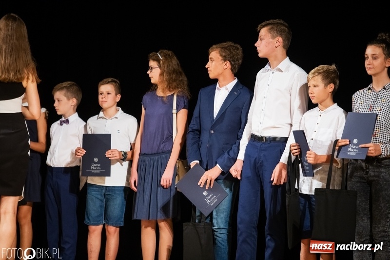 Zdjęcie w galerii na portalu naszraciborz.pl: Najlepsi uczniowie raciborskich szkół odebrali z rąk prezydenta stypendia  wiadomości z regionu