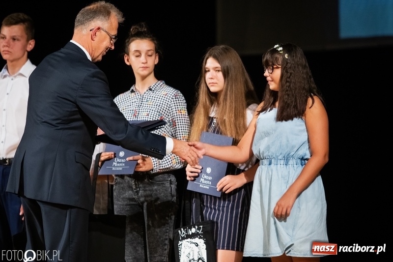 Zdjęcie w galerii na portalu naszraciborz.pl: Najlepsi uczniowie raciborskich szkół odebrali z rąk prezydenta stypendia  wiadomości z regionu