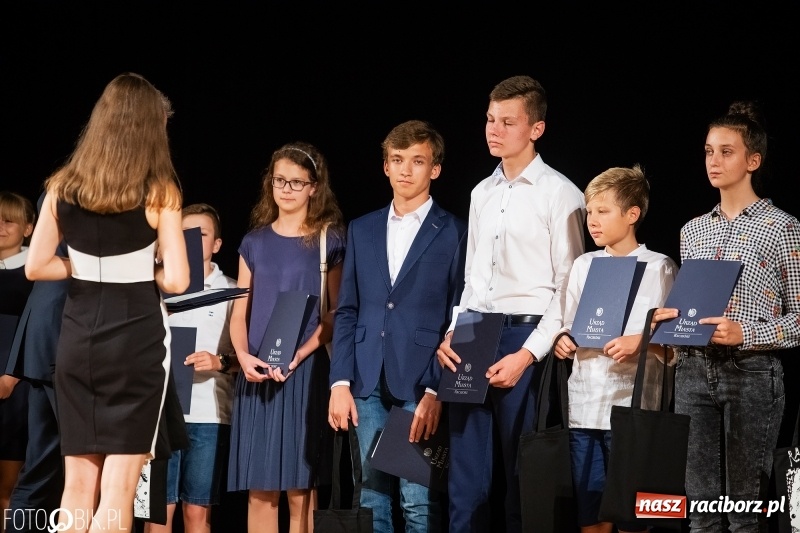 Zdjęcie w galerii na portalu naszraciborz.pl: Najlepsi uczniowie raciborskich szkół odebrali z rąk prezydenta stypendia  wiadomości z regionu