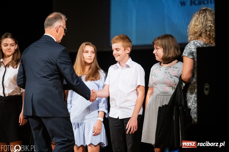 Zdjęcie w galerii na portalu naszraciborz.pl: Najlepsi uczniowie raciborskich szkół odebrali z rąk prezydenta stypendia  wiadomości z regionu