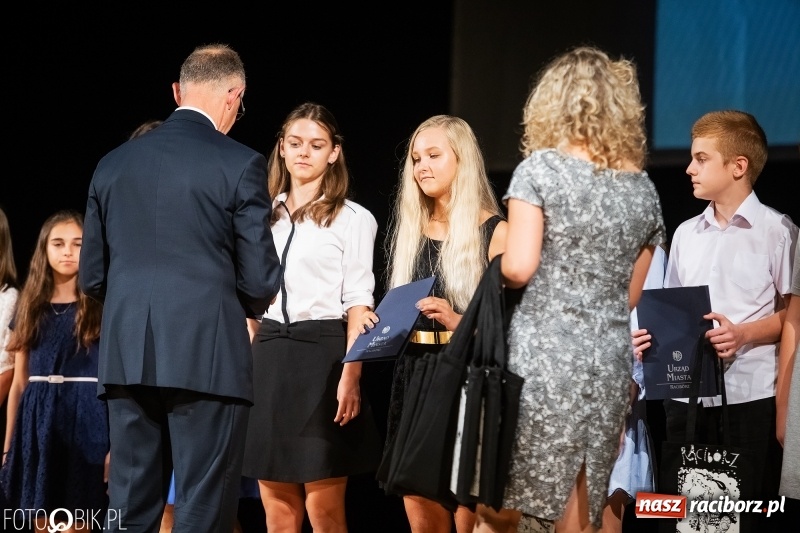 Zdjęcie w galerii na portalu naszraciborz.pl: Najlepsi uczniowie raciborskich szkół odebrali z rąk prezydenta stypendia  wiadomości z regionu