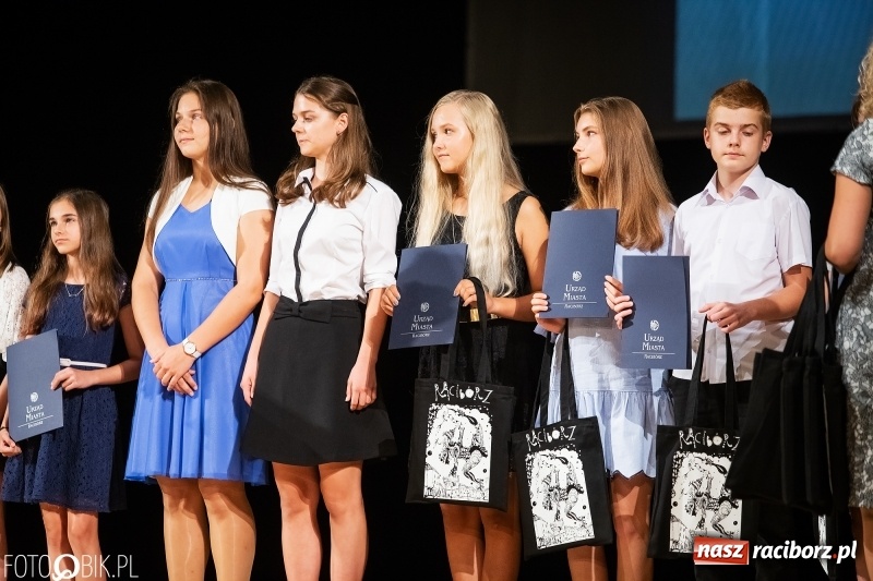 Zdjęcie w galerii na portalu naszraciborz.pl: Najlepsi uczniowie raciborskich szkół odebrali z rąk prezydenta stypendia  wiadomości z regionu