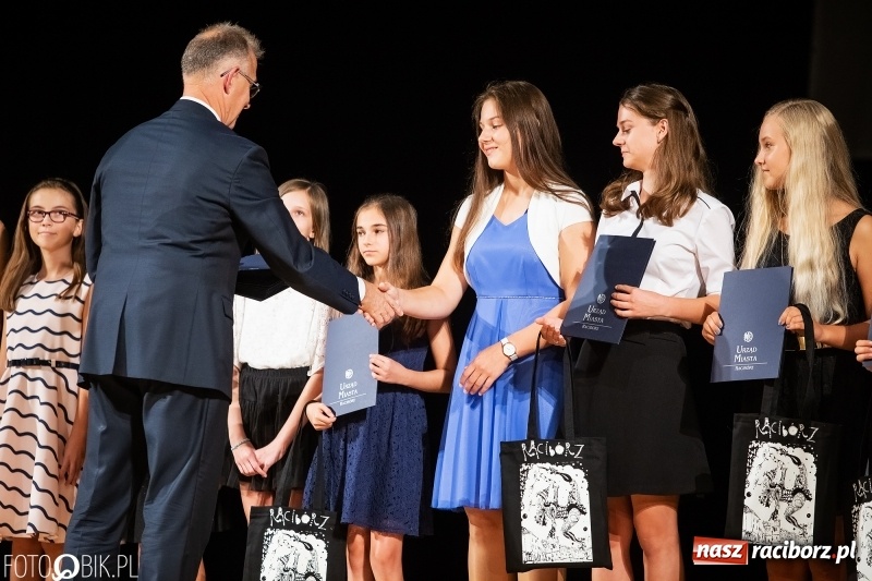 Zdjęcie w galerii na portalu naszraciborz.pl: Najlepsi uczniowie raciborskich szkół odebrali z rąk prezydenta stypendia  wiadomości z regionu
