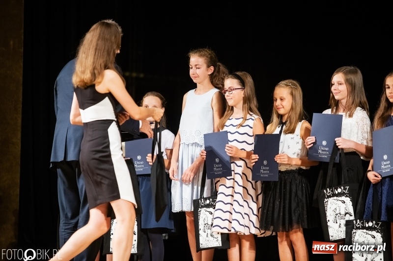 Zdjęcie w galerii na portalu naszraciborz.pl: Najlepsi uczniowie raciborskich szkół odebrali z rąk prezydenta stypendia  wiadomości z regionu