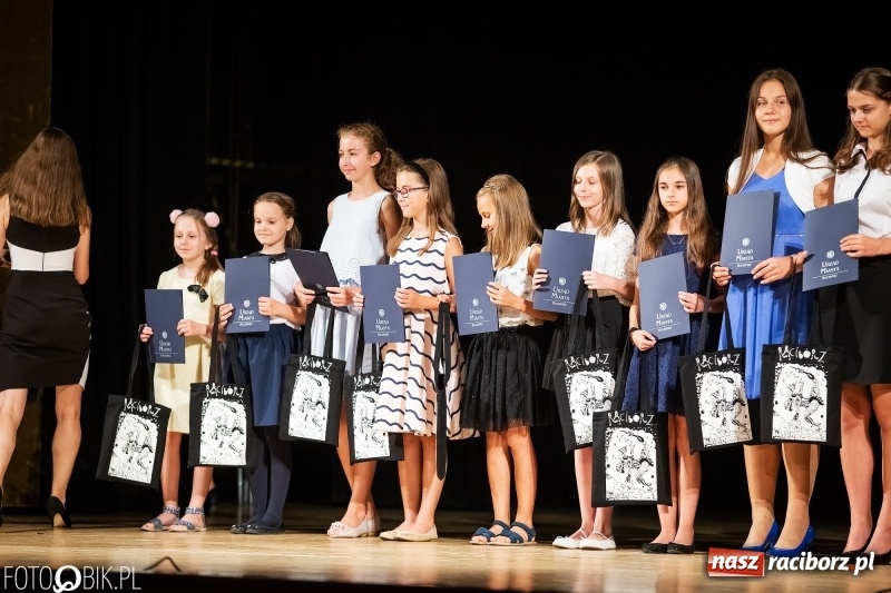 Zdjęcie w galerii na portalu naszraciborz.pl: Najlepsi uczniowie raciborskich szkół odebrali z rąk prezydenta stypendia  wiadomości z regionu