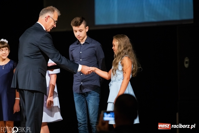 Zdjęcie w galerii na portalu naszraciborz.pl: Najlepsi uczniowie raciborskich szkół odebrali z rąk prezydenta stypendia  wiadomości z regionu
