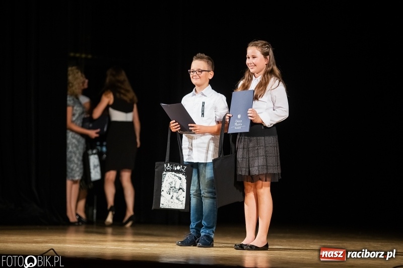 Zdjęcie w galerii na portalu naszraciborz.pl: Najlepsi uczniowie raciborskich szkół odebrali z rąk prezydenta stypendia  wiadomości z regionu