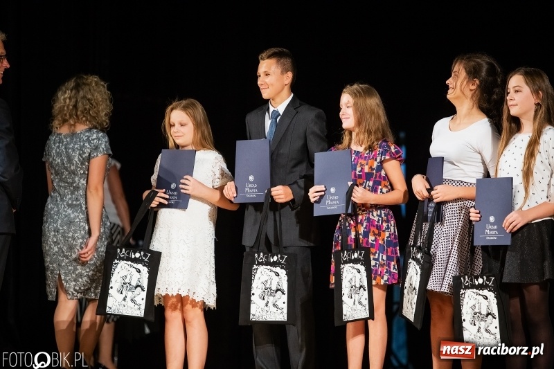 Zdjęcie w galerii na portalu naszraciborz.pl: Najlepsi uczniowie raciborskich szkół odebrali z rąk prezydenta stypendia  wiadomości z regionu