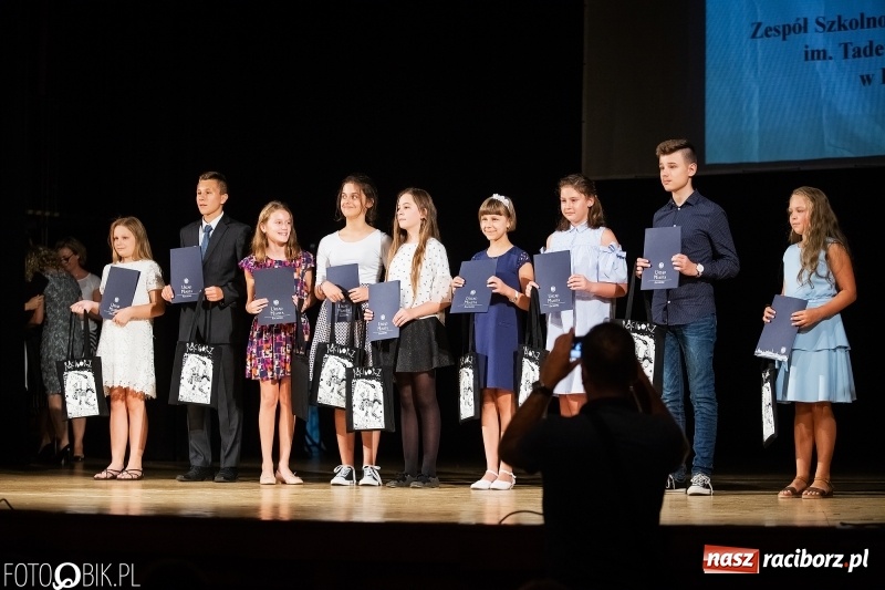 Zdjęcie w galerii na portalu naszraciborz.pl: Najlepsi uczniowie raciborskich szkół odebrali z rąk prezydenta stypendia  wiadomości z regionu