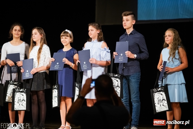 Zdjęcie w galerii na portalu naszraciborz.pl: Najlepsi uczniowie raciborskich szkół odebrali z rąk prezydenta stypendia  wiadomości z regionu