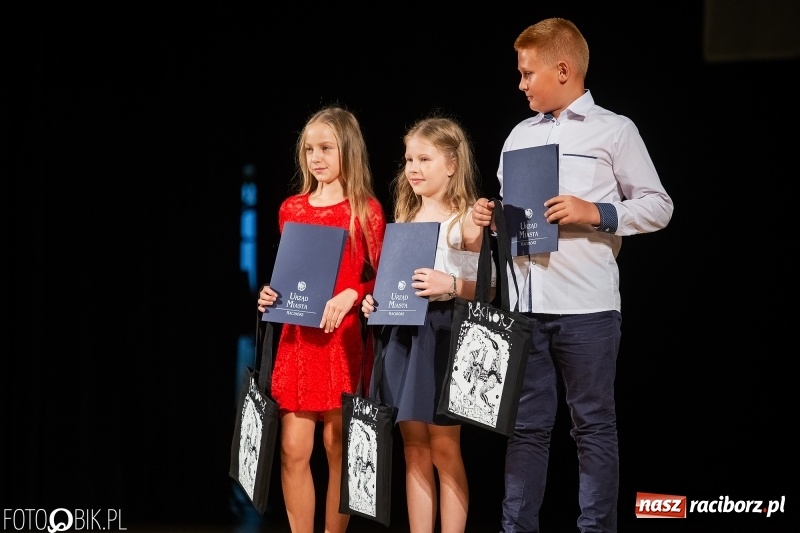 Zdjęcie w galerii na portalu naszraciborz.pl: Najlepsi uczniowie raciborskich szkół odebrali z rąk prezydenta stypendia  wiadomości z regionu