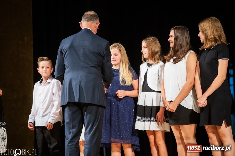 Zdjęcie w galerii na portalu naszraciborz.pl: Najlepsi uczniowie raciborskich szkół odebrali z rąk prezydenta stypendia  wiadomości z regionu
