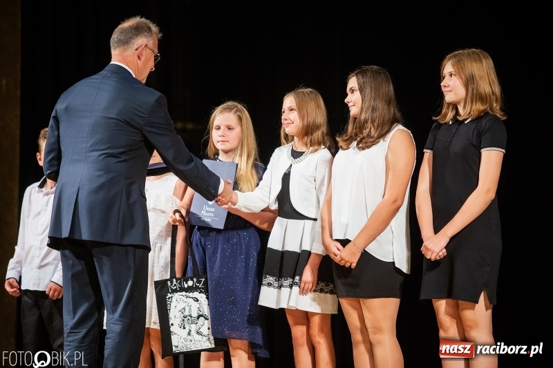 Zdjęcie w galerii na portalu naszraciborz.pl: Najlepsi uczniowie raciborskich szkół odebrali z rąk prezydenta stypendia  wiadomości z regionu