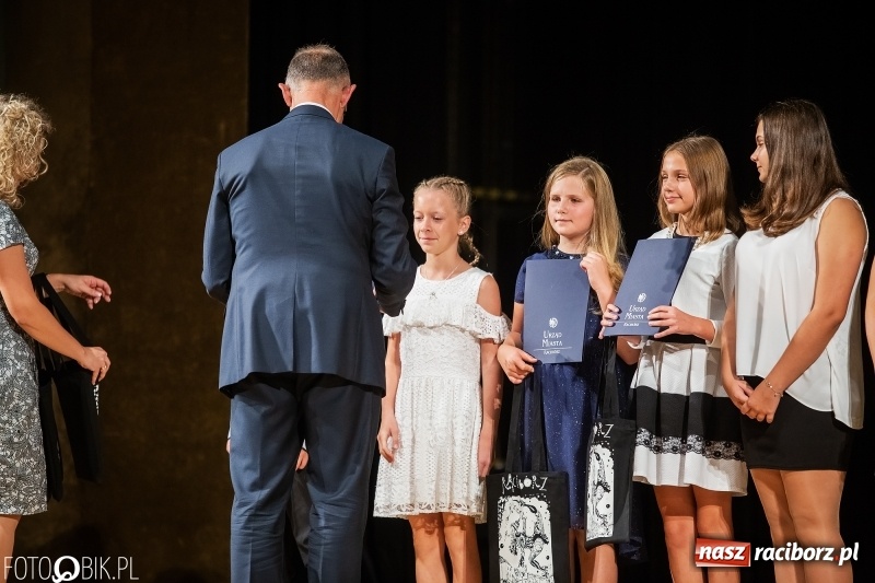 Zdjęcie w galerii na portalu naszraciborz.pl: Najlepsi uczniowie raciborskich szkół odebrali z rąk prezydenta stypendia  wiadomości z regionu